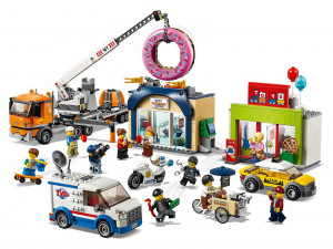 Конструктор Сити Cities «Открытие магазина по продаже пончиков» 848 деталей, 10 фигурок