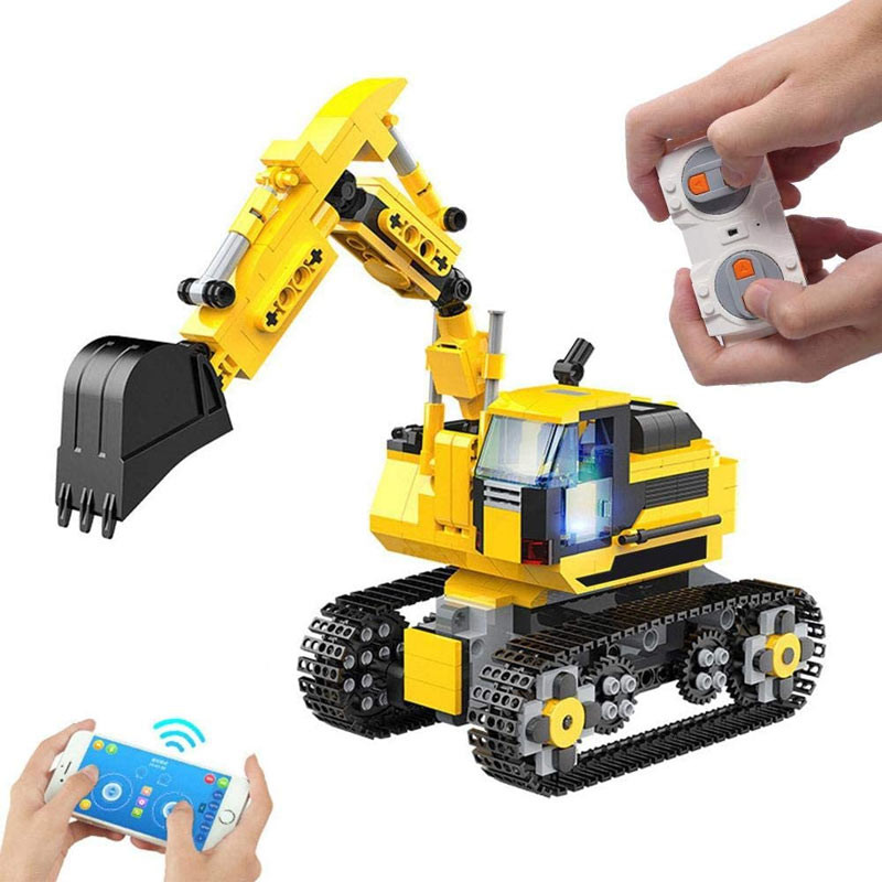 Радиоуправляемый конструктор Mould King «Экскаватор» на пульте управления