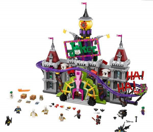 Конструктор Бэтмен Batman «Поместье Джокера»